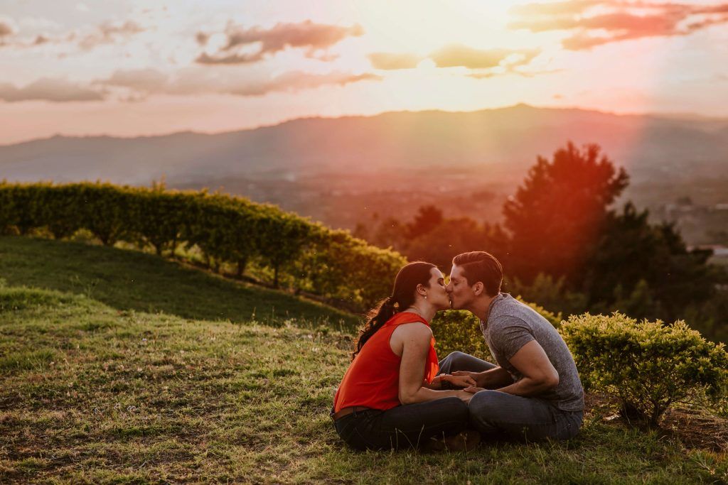 Cristina y Gonzalo besándose al atardecer durante su sesión de preboda