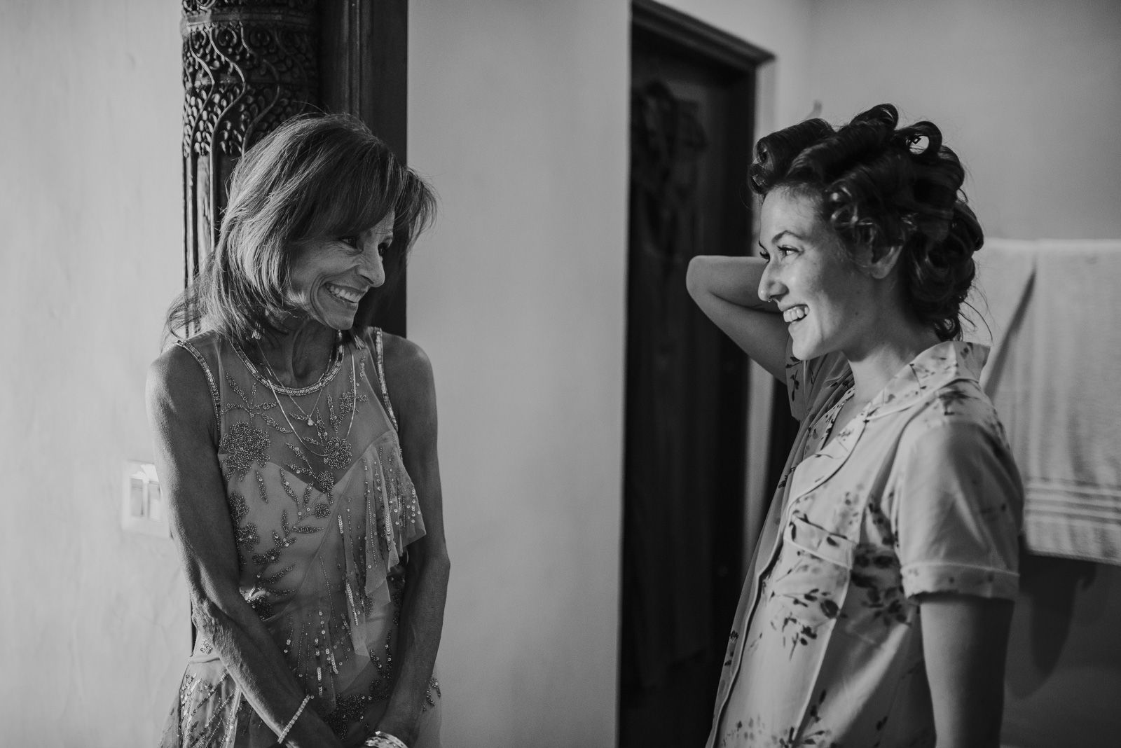 novia y su madre se miran y sonrien