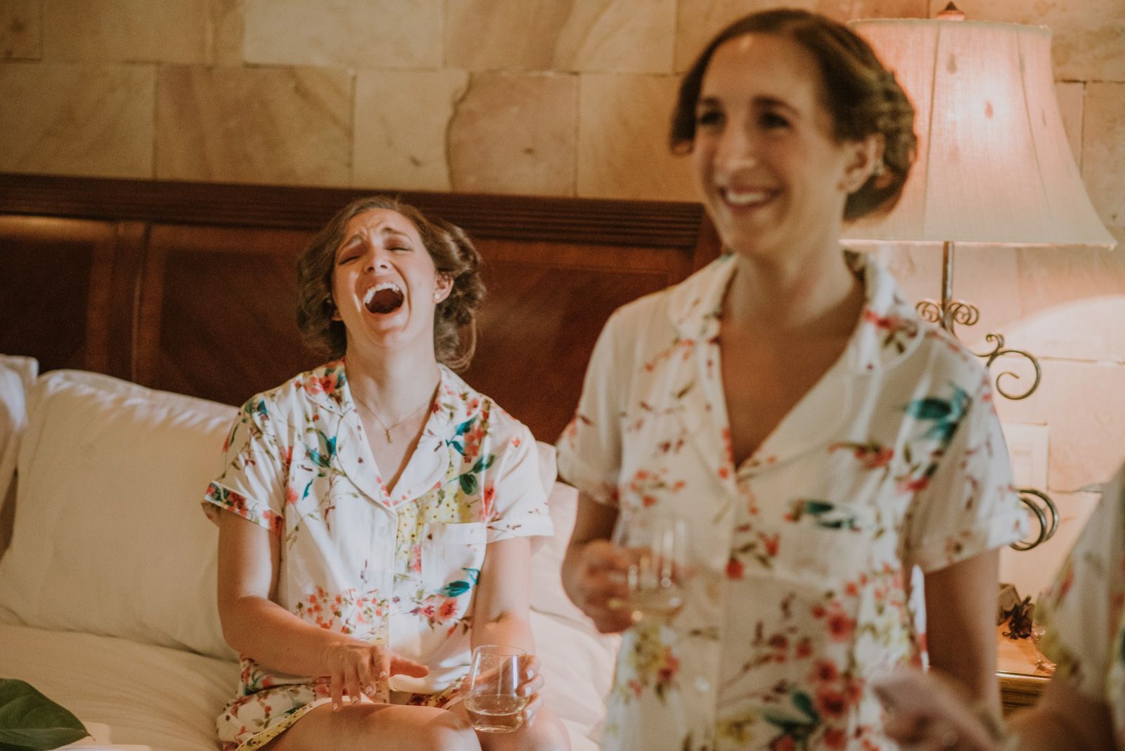 amigas de la novia riendo en los preparativos