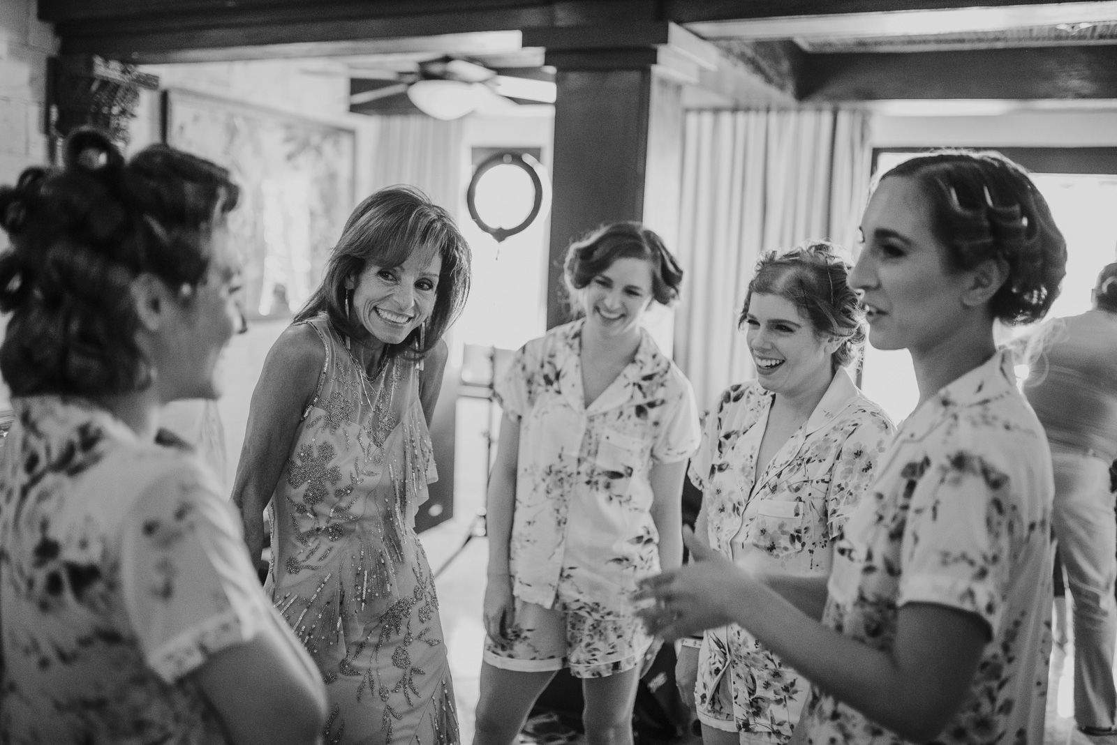 momentos de la novia y sus amigas en los preparativos