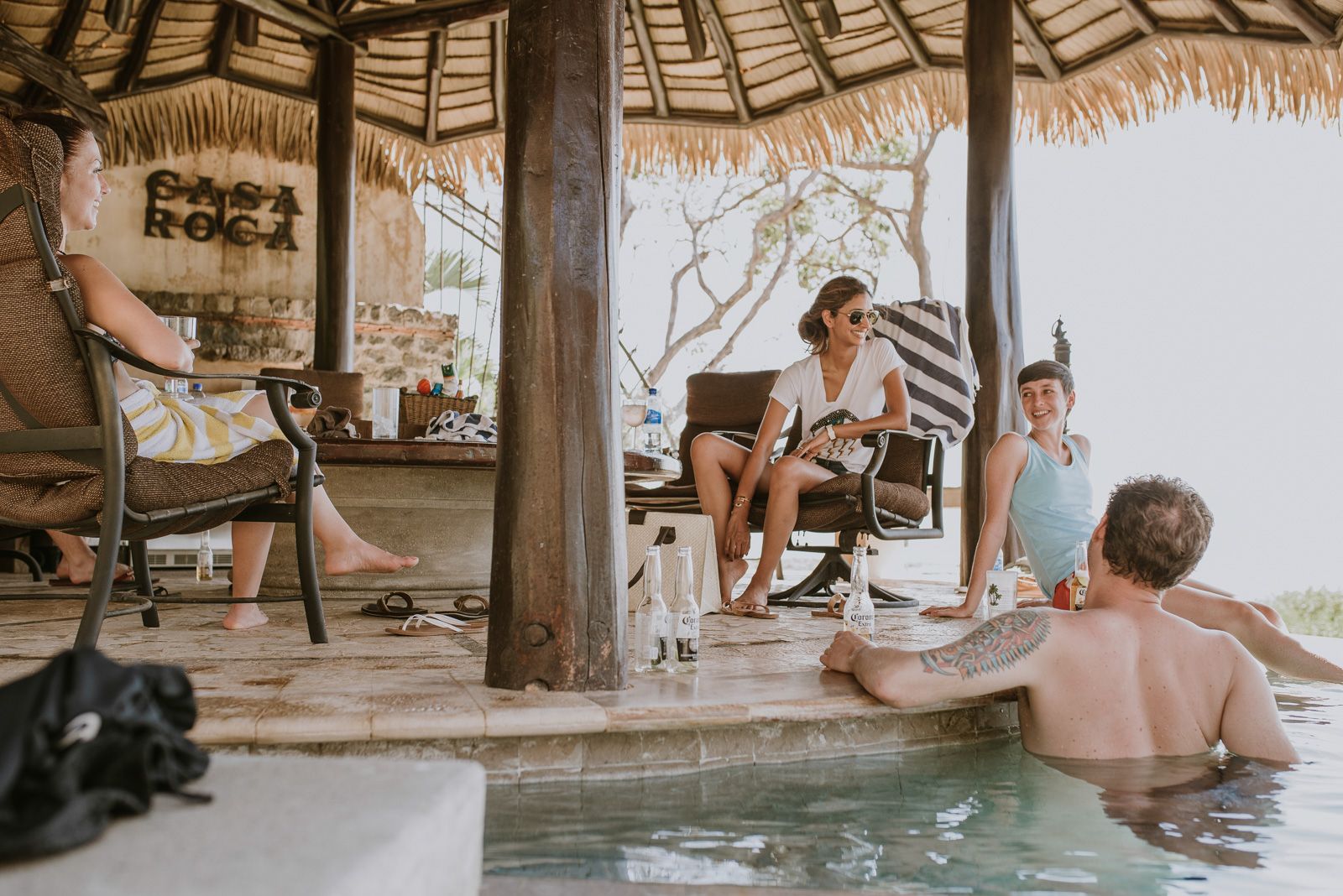 invitados relajados en la piscina antes de la boda