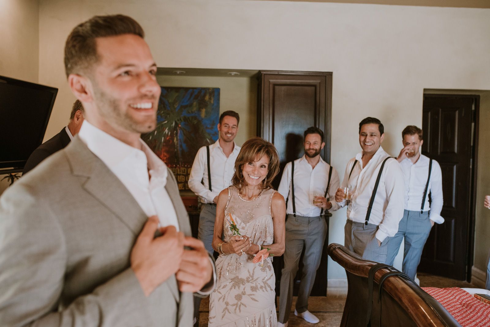 madre y amigos del novio viendo como se viste