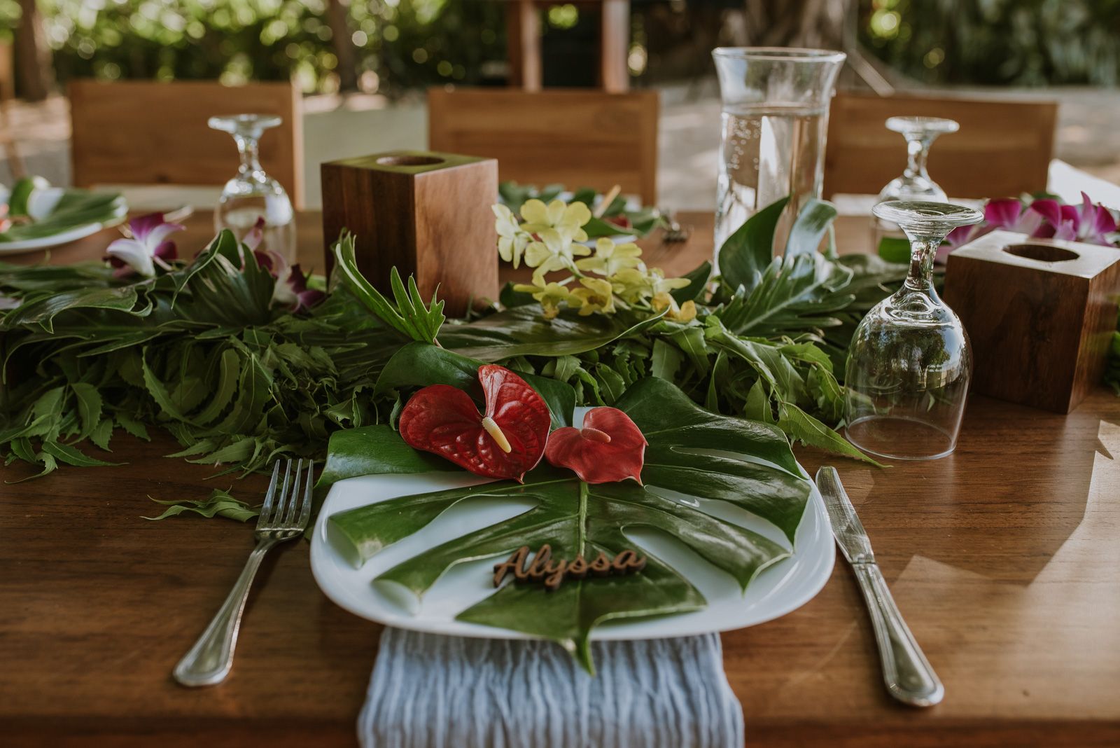 decoración tropical de las mesas