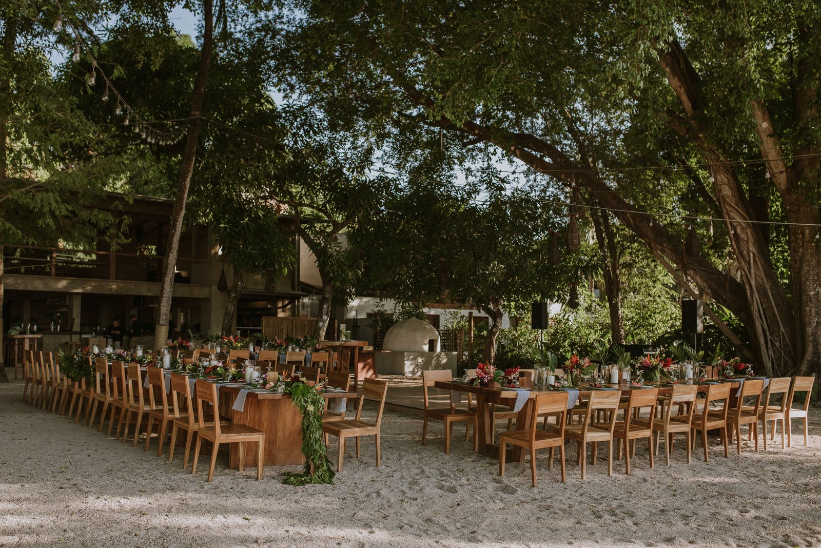 mesas colocadas para la celebración