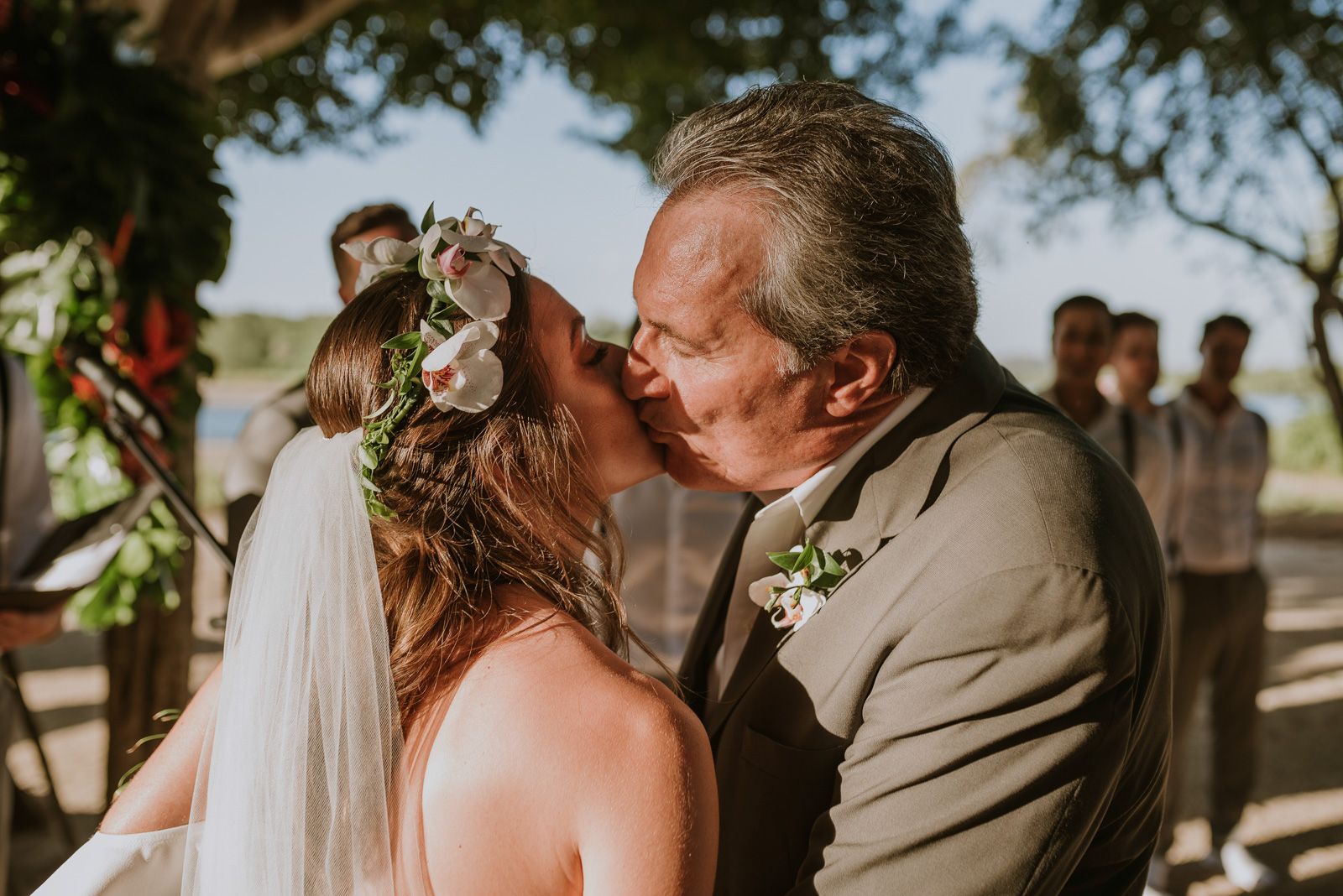beso entre el padre de la novia y la novia
