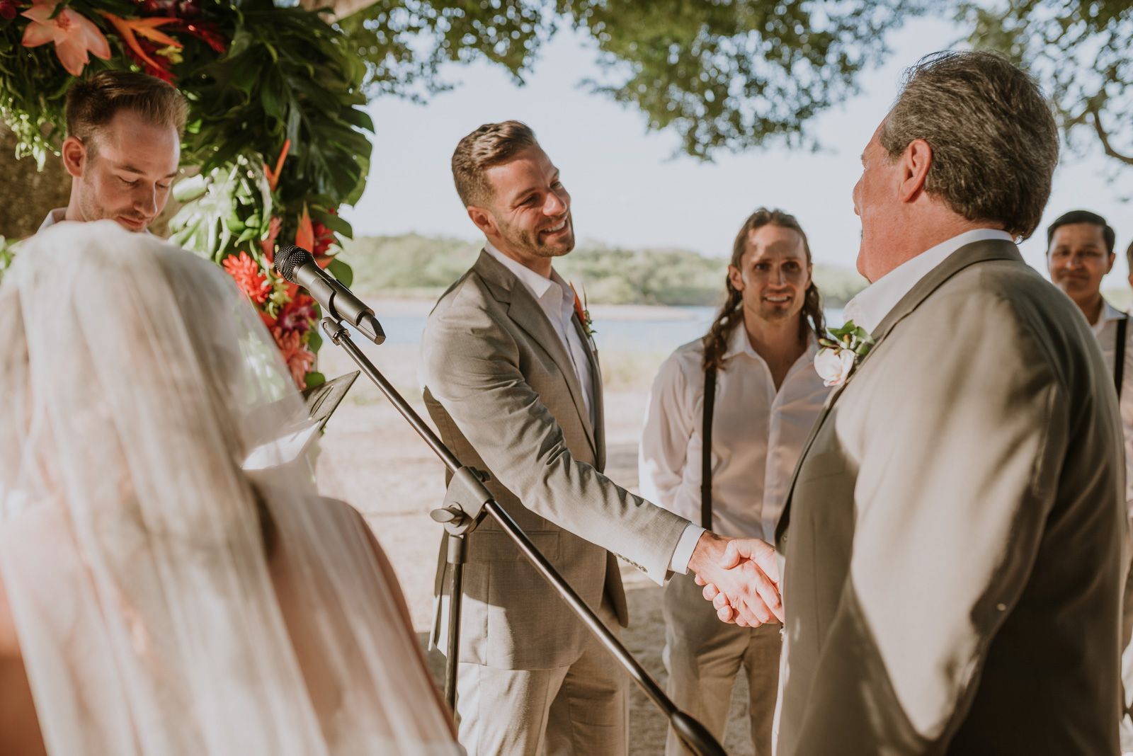 padre de la novia entrega a la novia