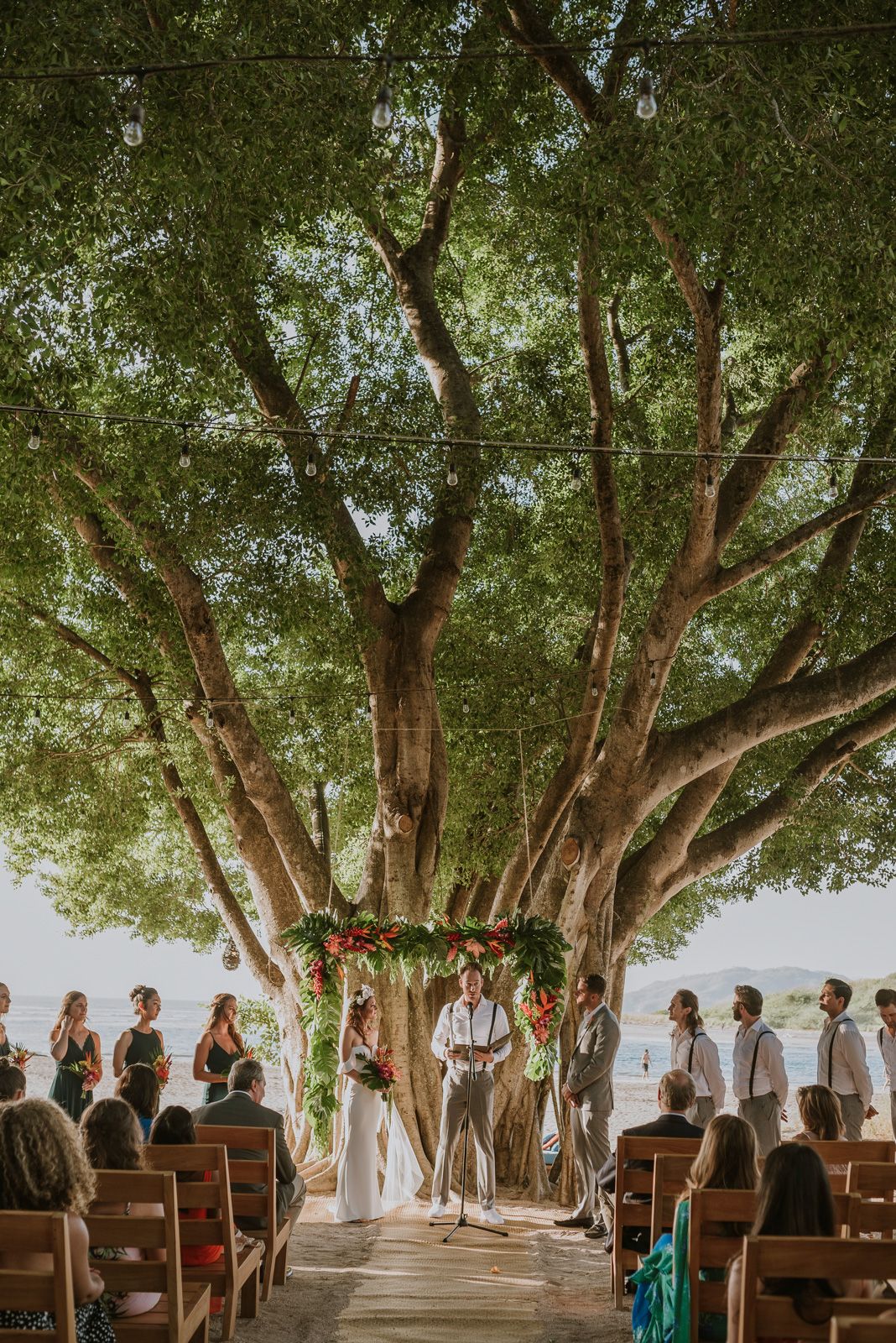 ceremonia bajo un árbol