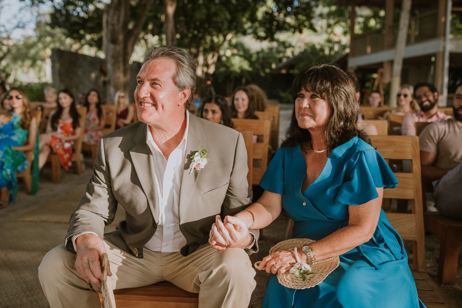 padres del novio en la ceremonia