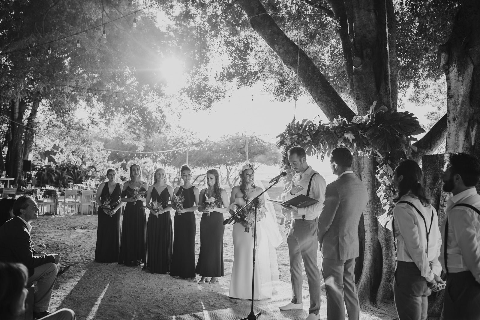 ceremonia bajo un árbol en pangas beach club