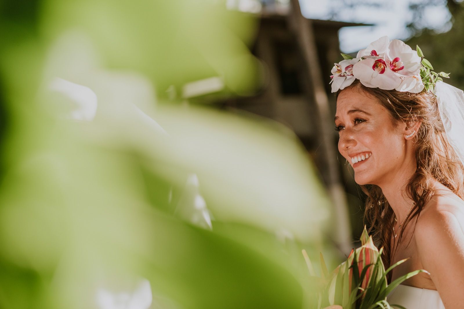 novia riendo en la ceremonia