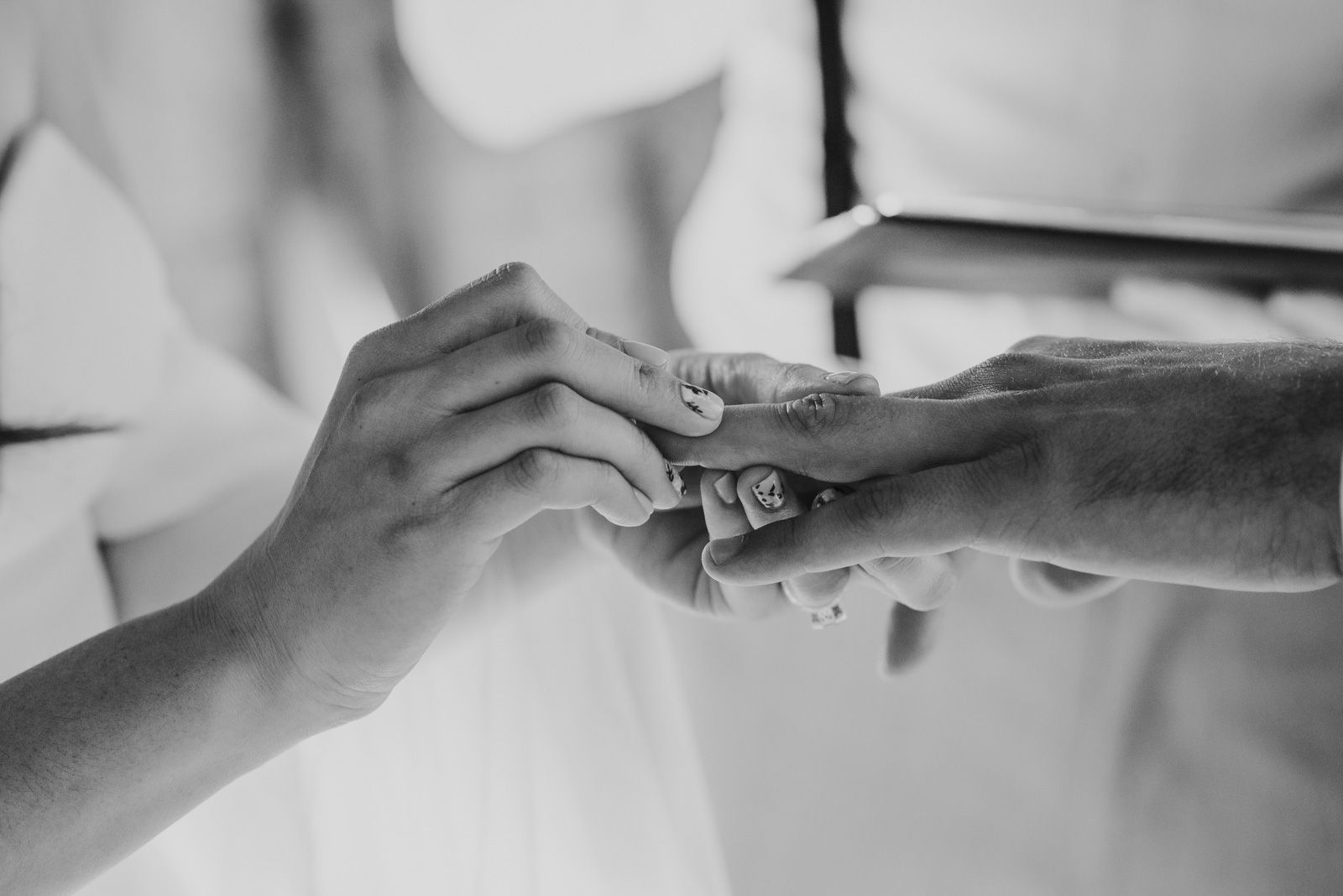 destalle de la novia colocando el anillo al novio