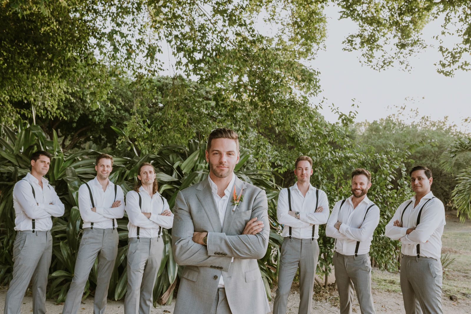retrato del novio con sus amigos
