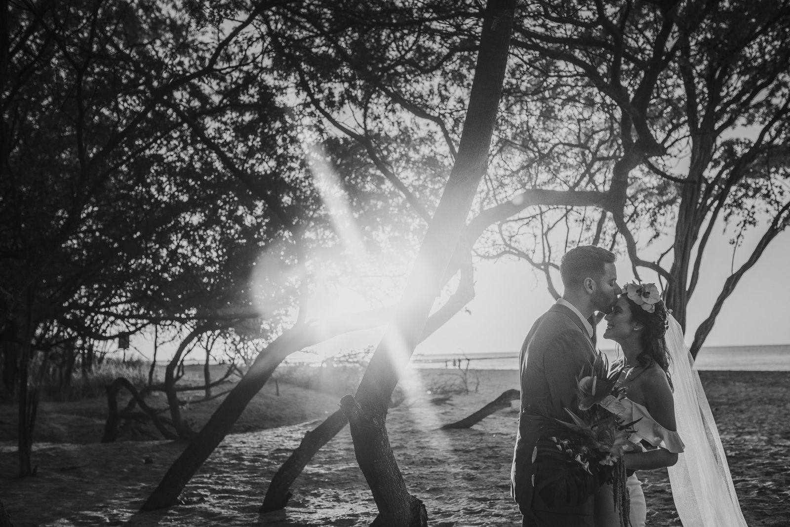 posado de los novios en la playa