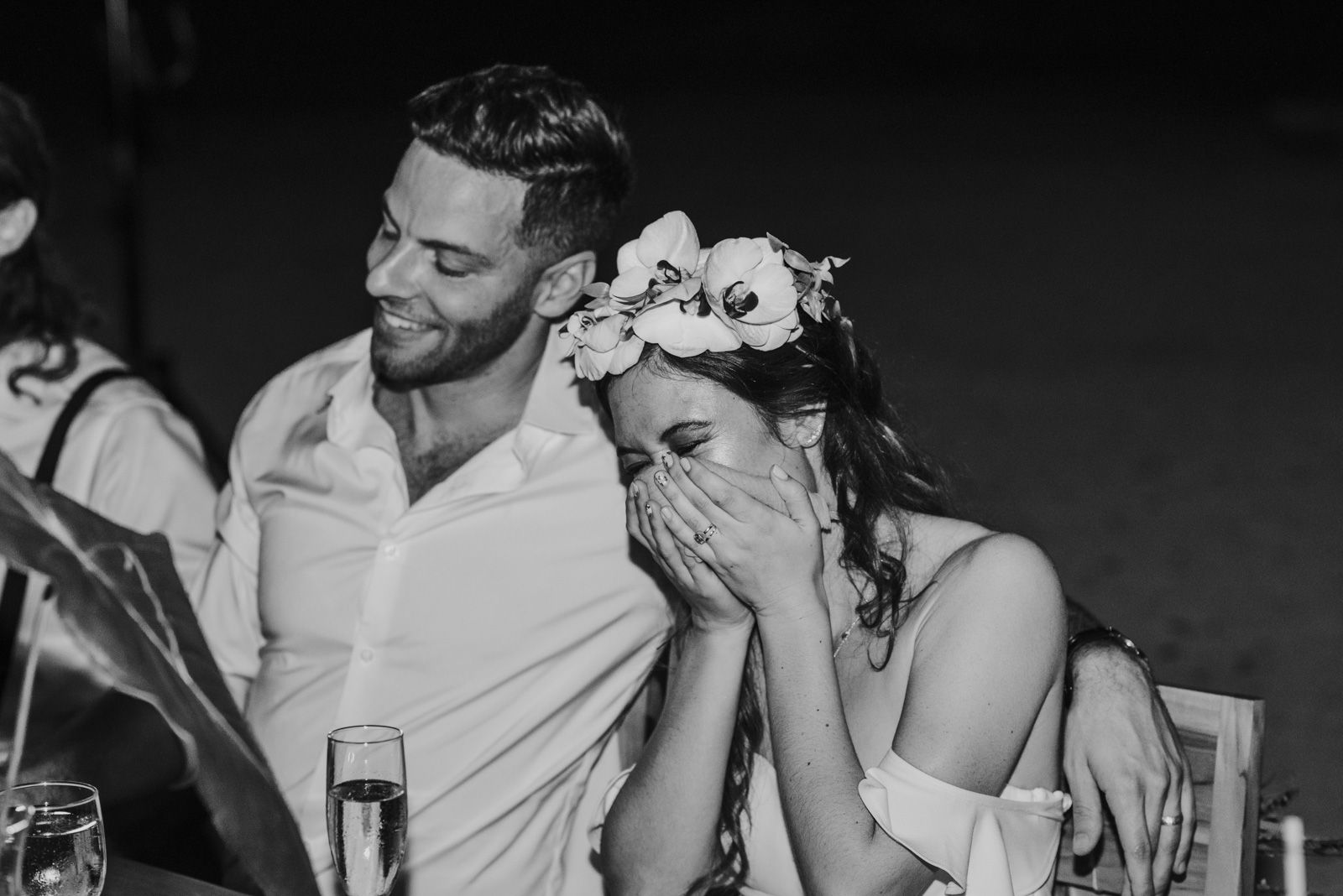 novia riendo durante los discursos
