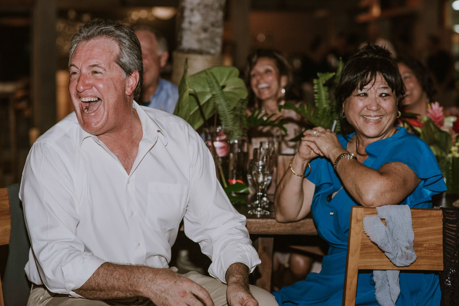 invitados alegres durante la cena