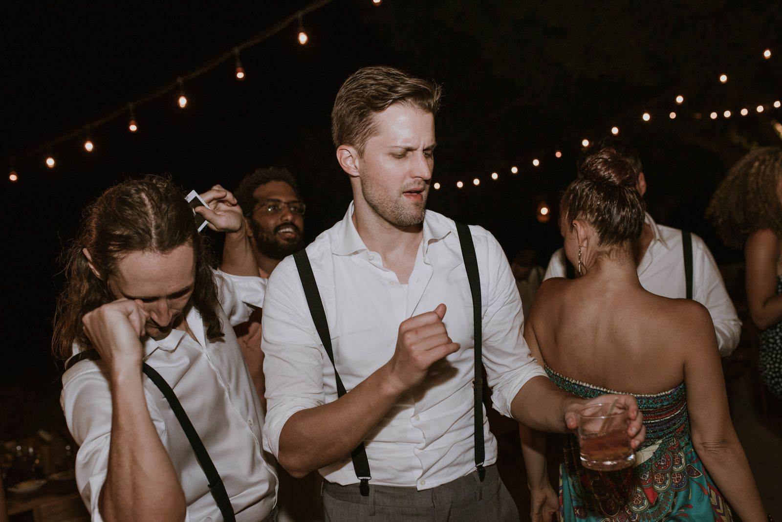 amigos del novio bailando