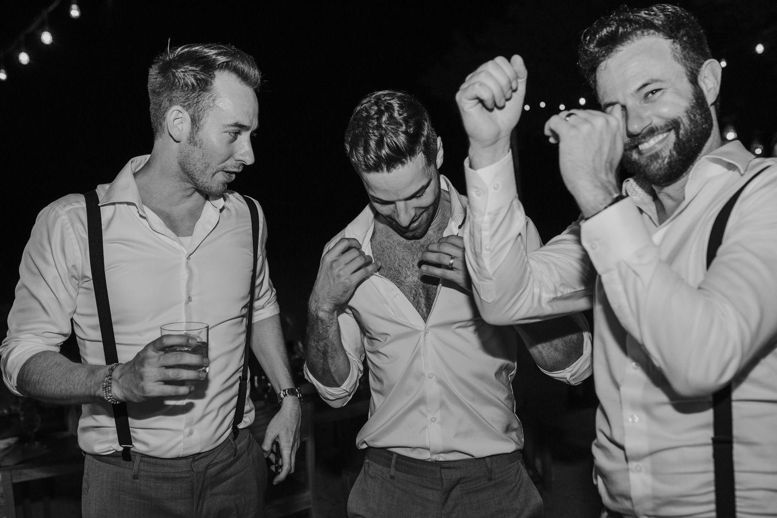 novio y sus amigos bailando