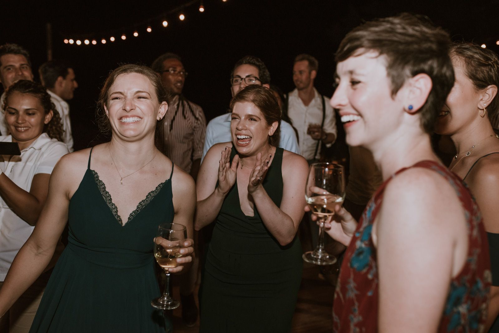 amigas de la novia bailando