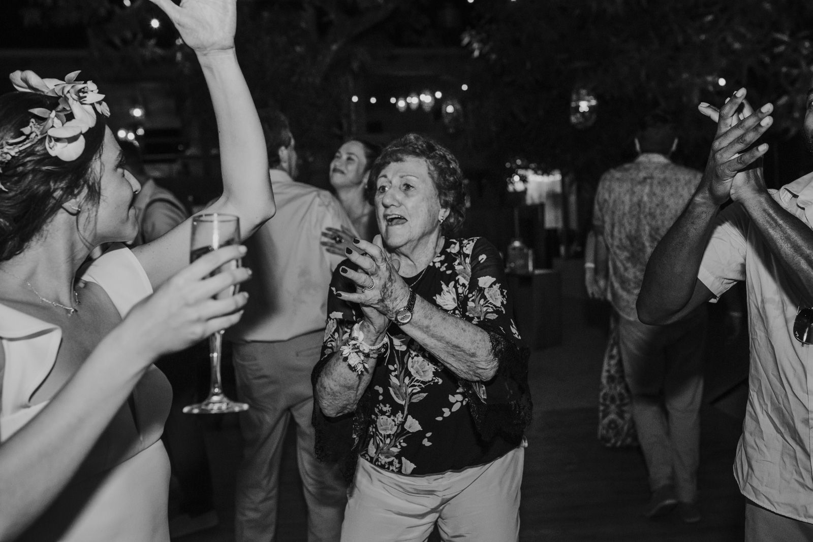 abuela y la novia bailando