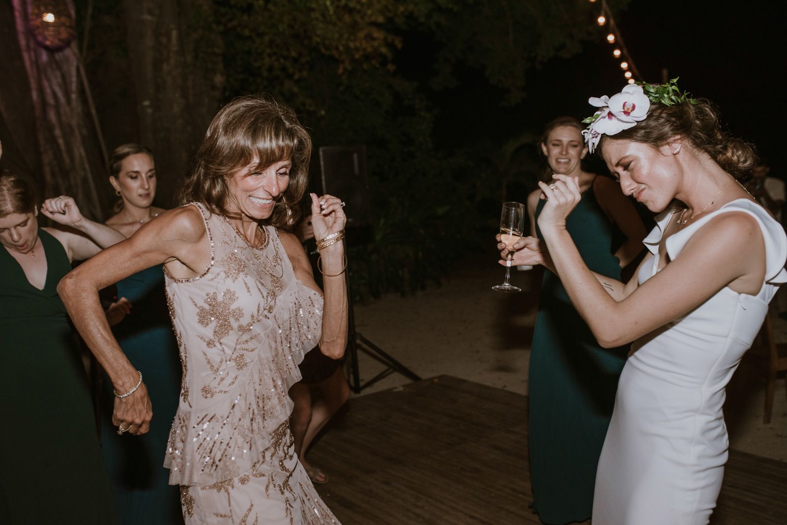 novia y su madre bailando