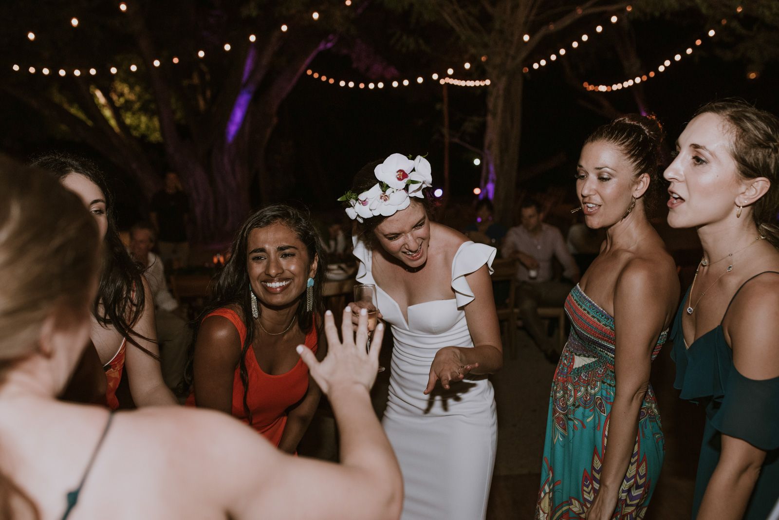 novia bailando con sus amigas
