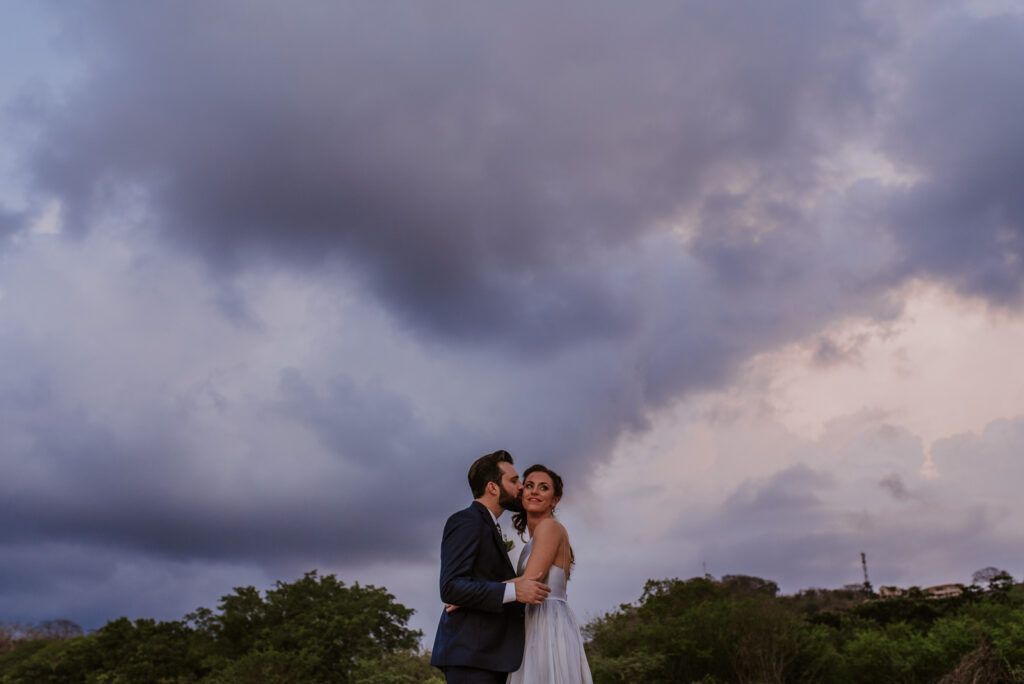 Becky y Sam durante su boda en Pangas Beach Club, Tamarindo