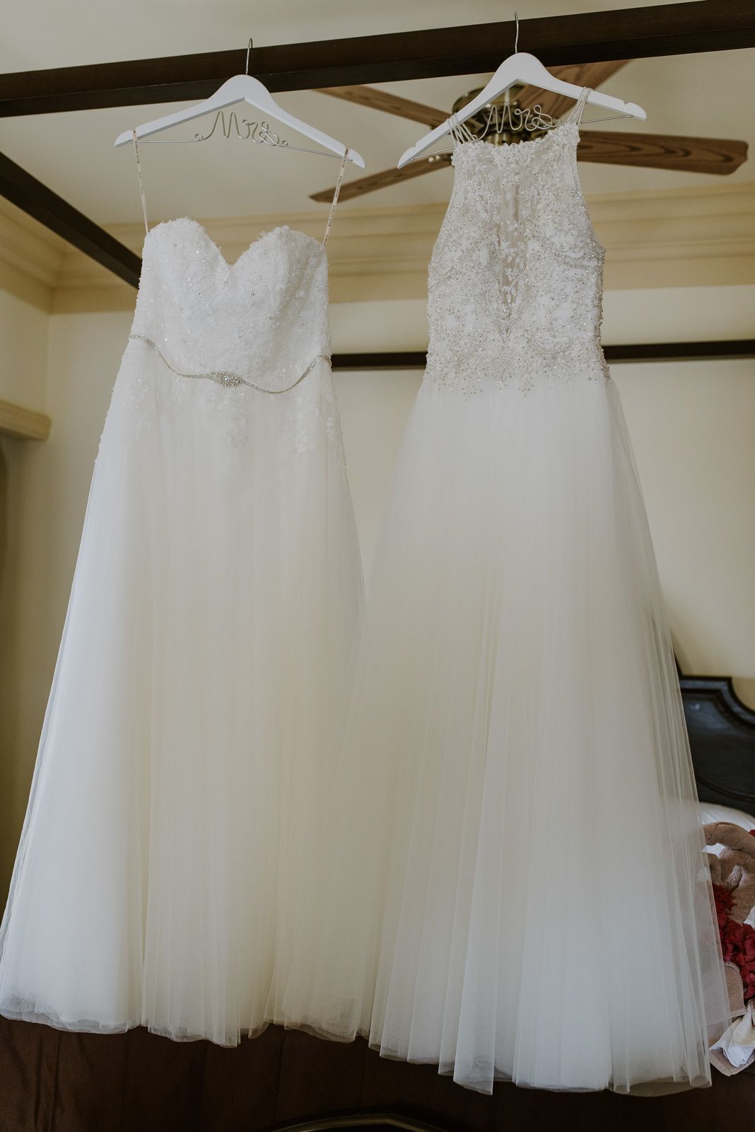 dos vestidos de novia colgados