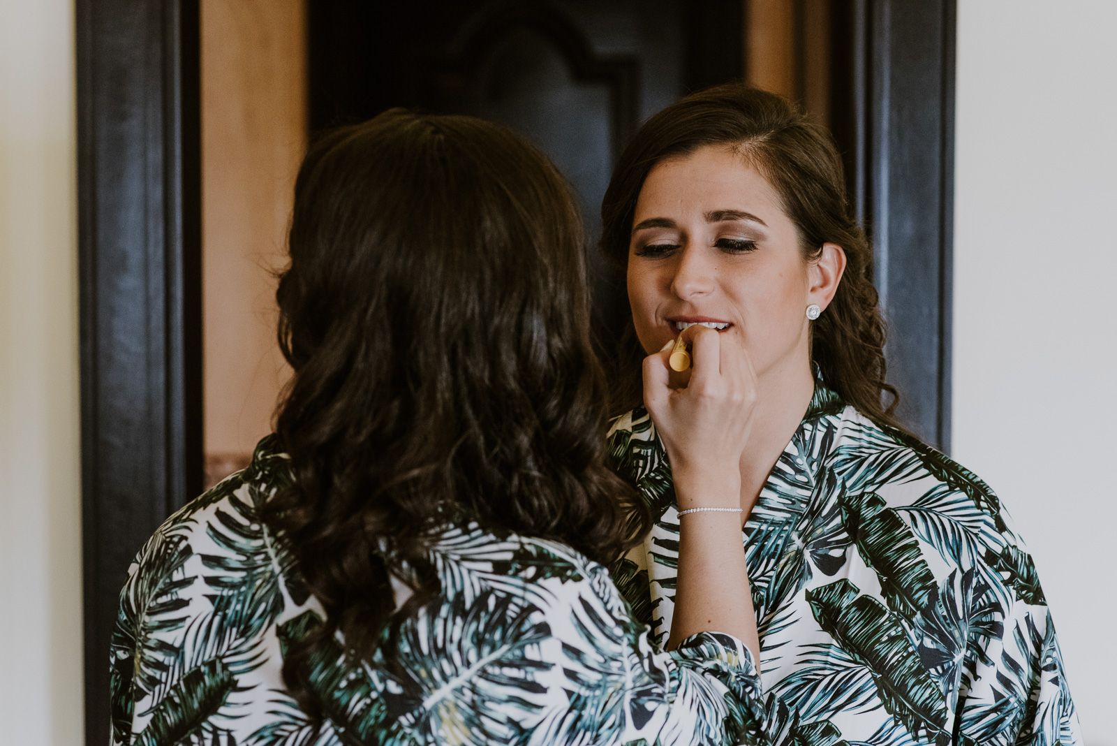 una de las novias maquillando a la otra