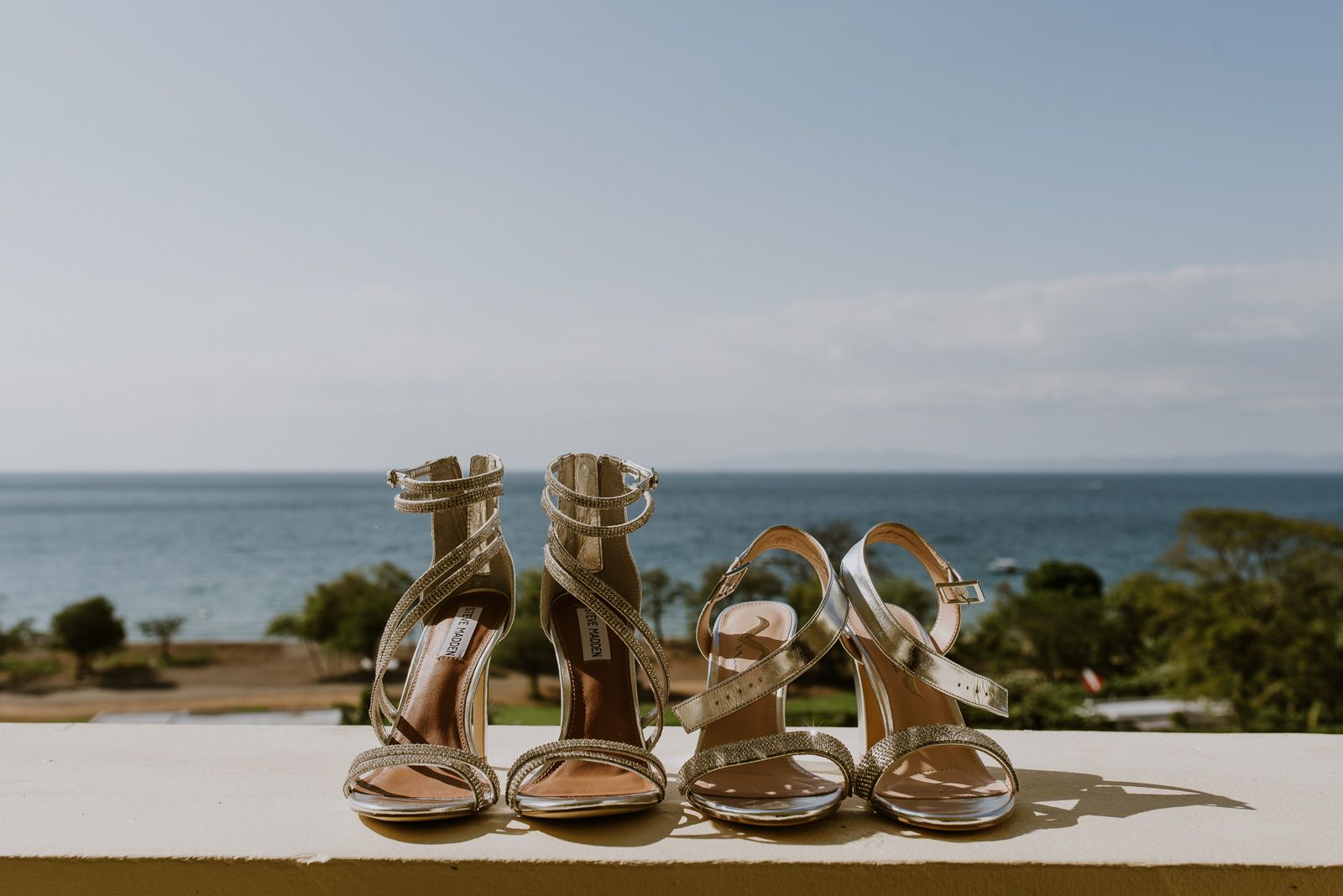 zapatos de las novias con el mar de fondo