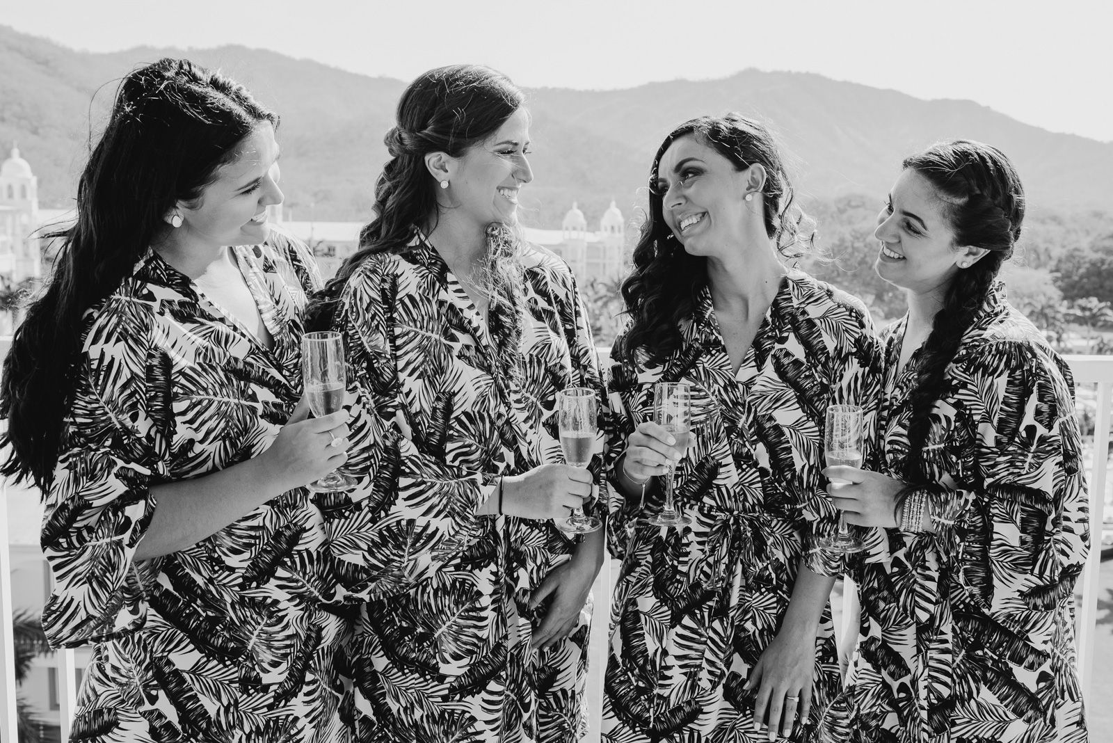 novias con sus hermanas en la terraza del hotel