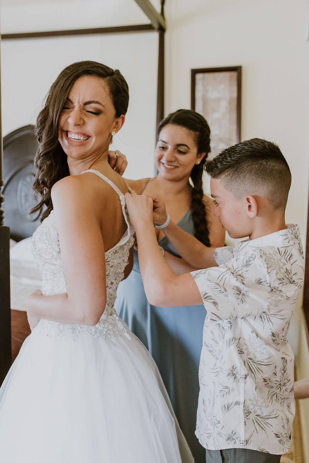 hermano pequeño de la novia ayudando a vestirla