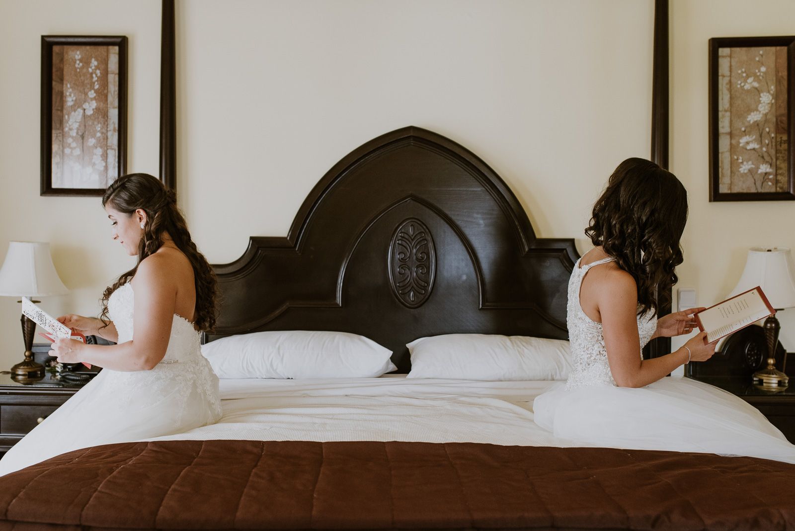 novias leyendo sus votos cada una a un lado de la cama