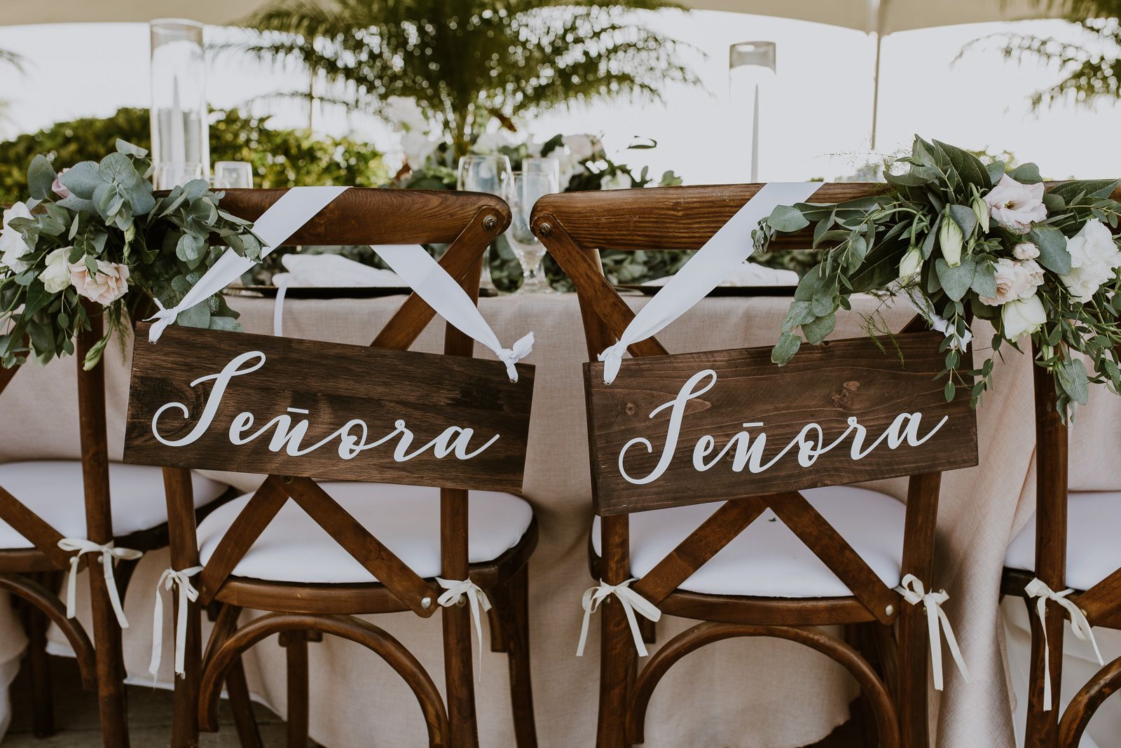 sillas de las novias con la palabra señora escrita