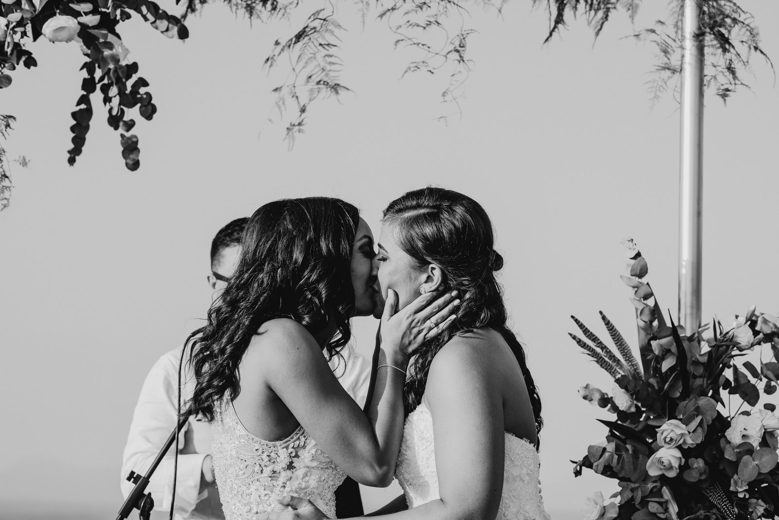 beso entre las novias