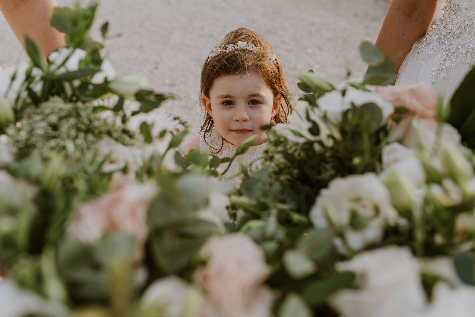niña con los ramos de las novias