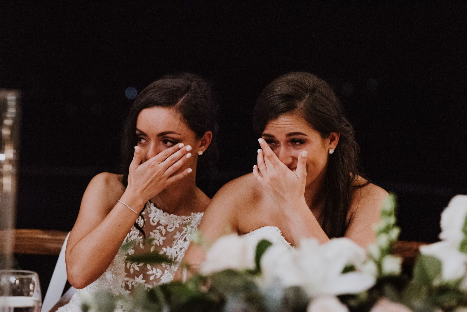 novias emocionadas en la cena
