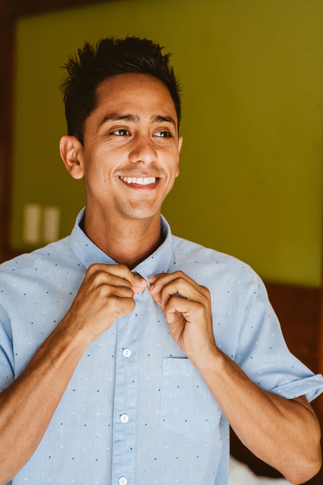 novio abrochándose la camisa