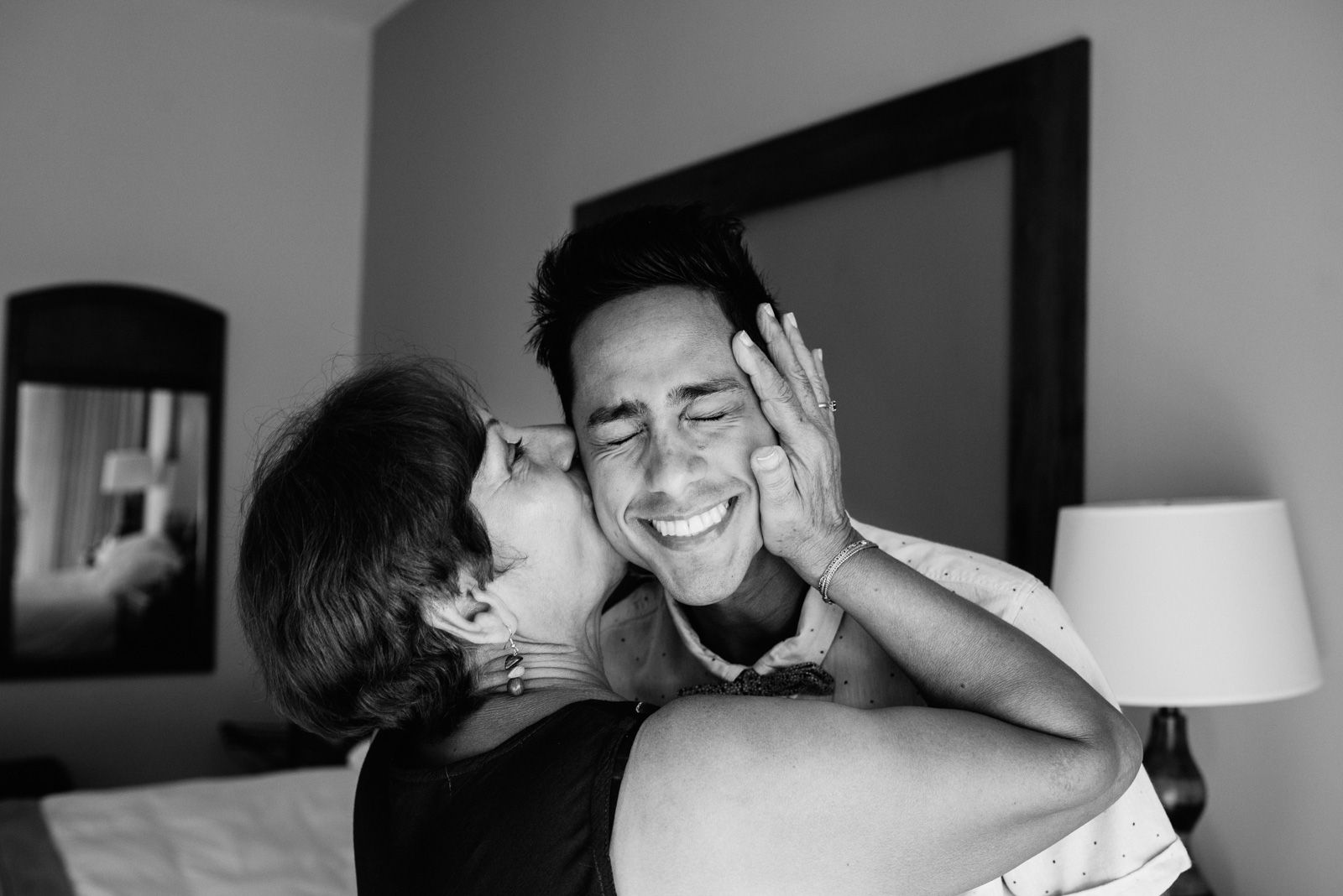 madre del novio besando a su hijo