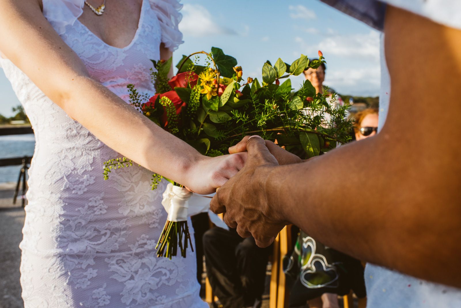 detalle de las manos de los novios