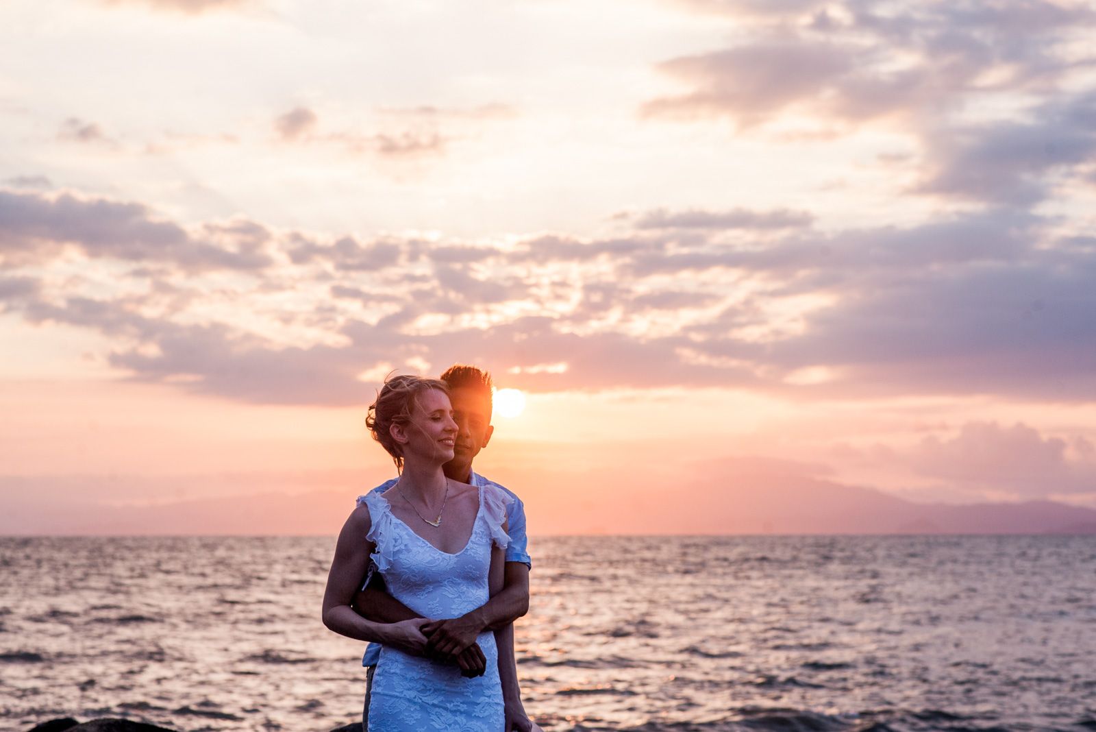 novios junto al mar al atardecer
