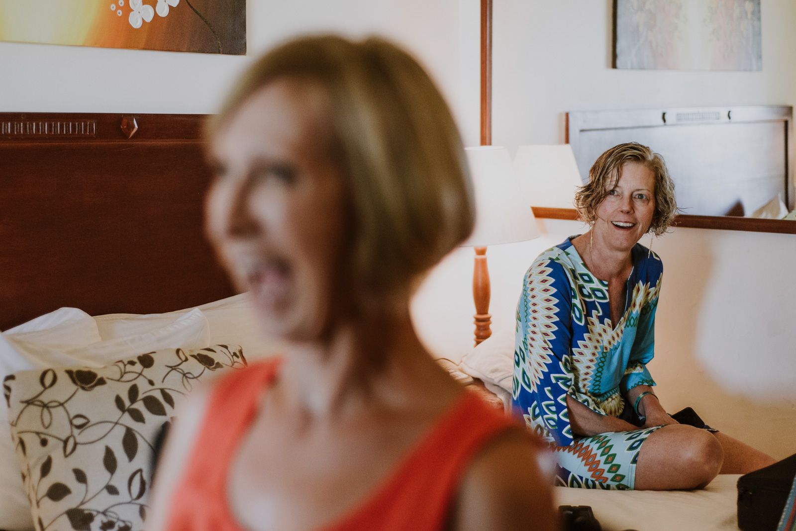 madre del novio y de la novia sonriendo