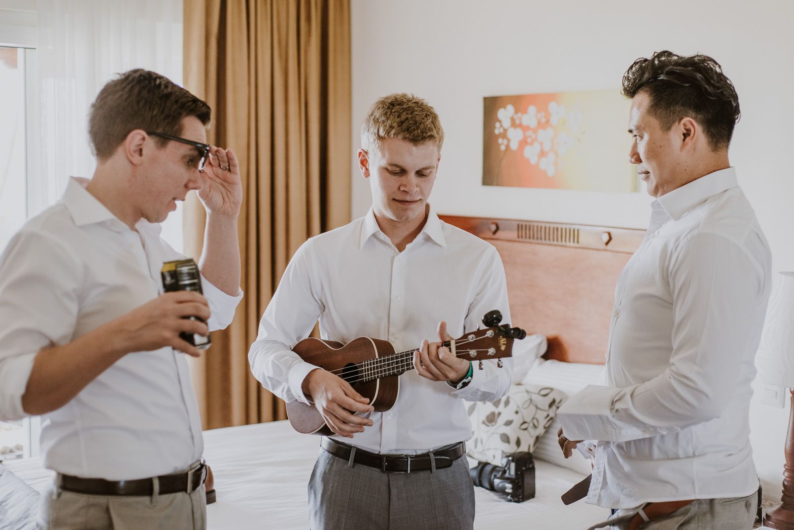 amigos del novio tocando la guitarra durante los preparativos