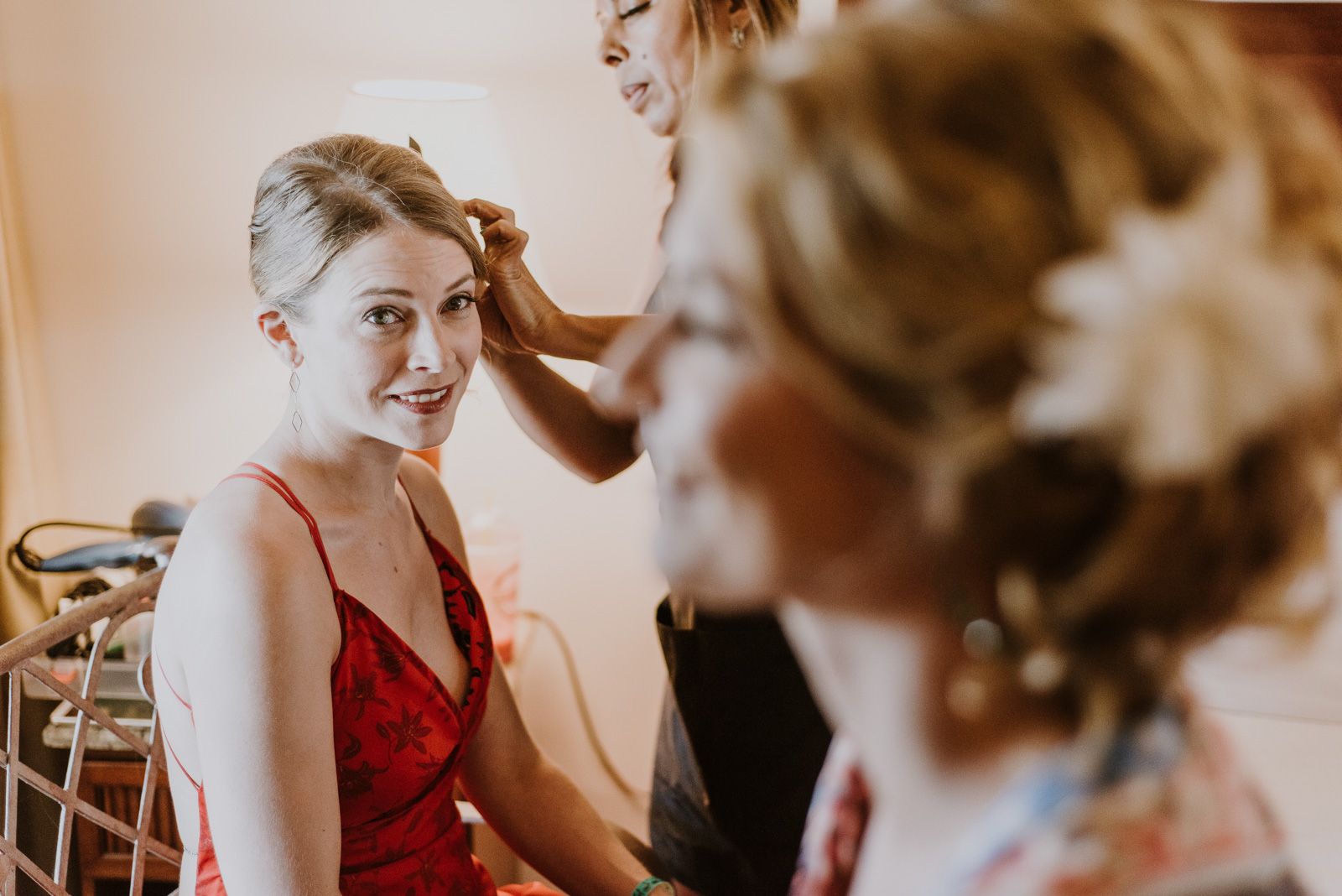hermana de la novia durante los preparativos