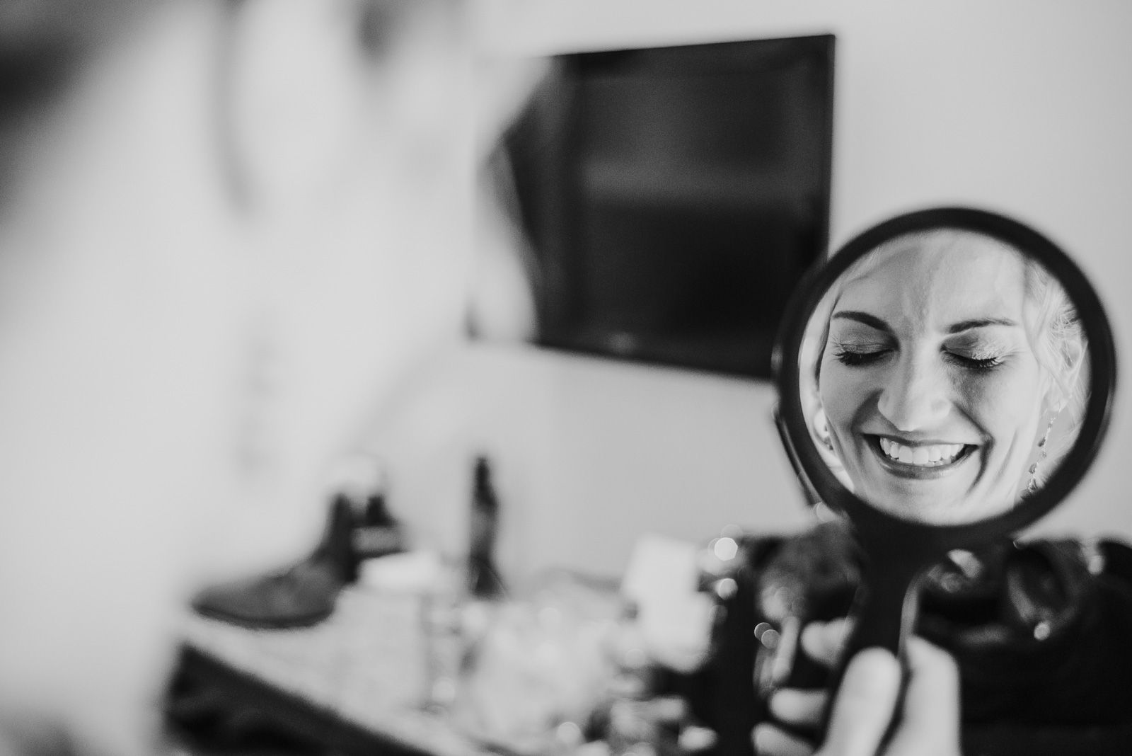 reflejo en un espejo de la novia riendo