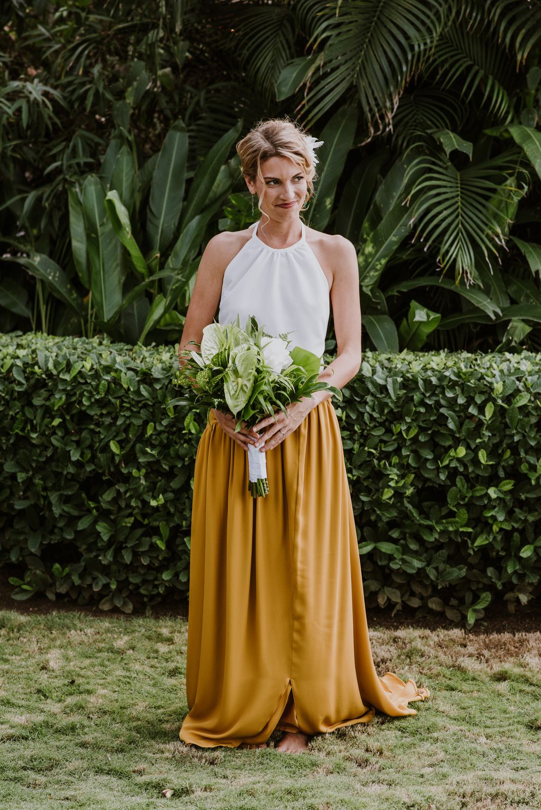 retrato de la novia vestida con su ramo
