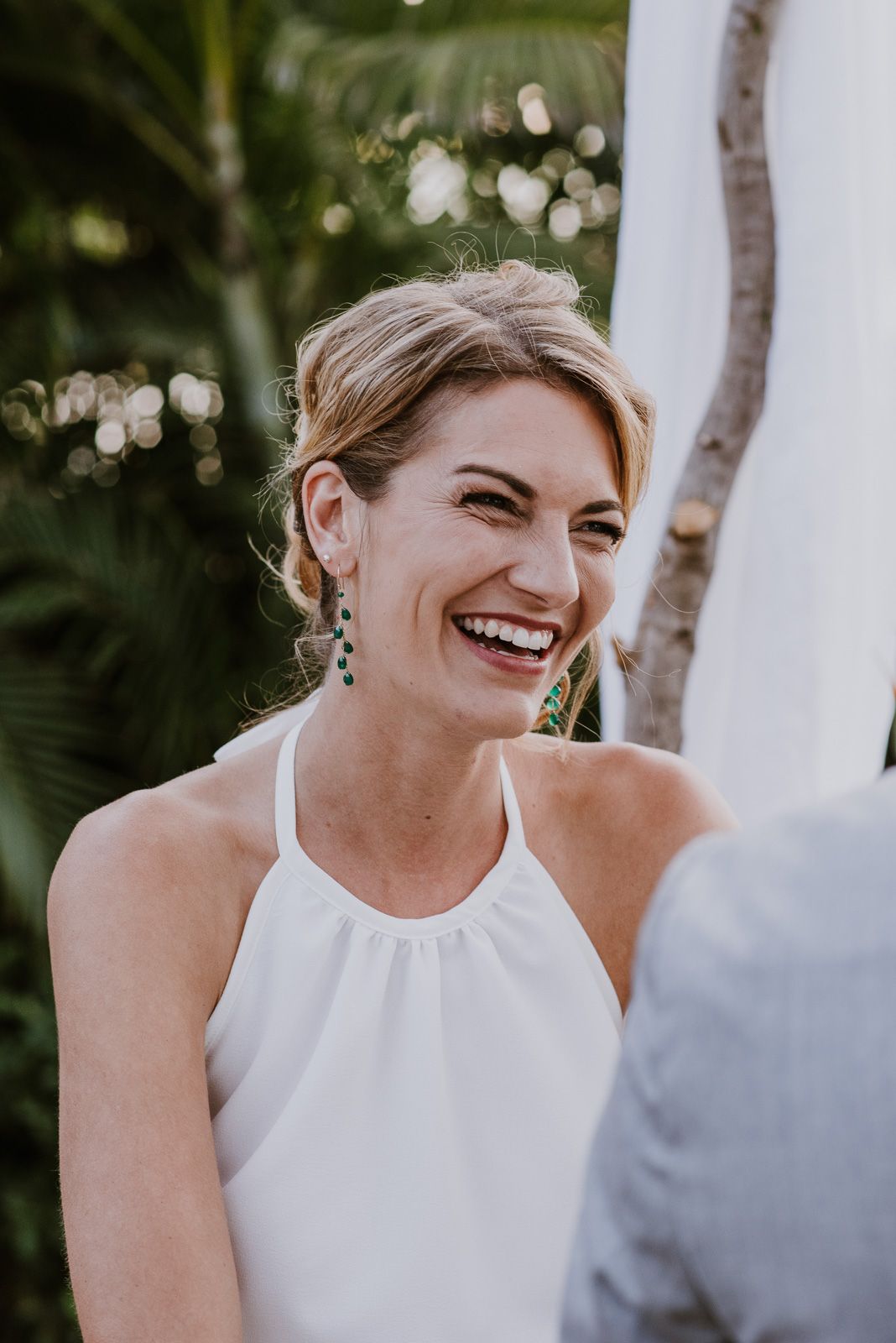 primer plano de la novia riendo en la ceremonia
