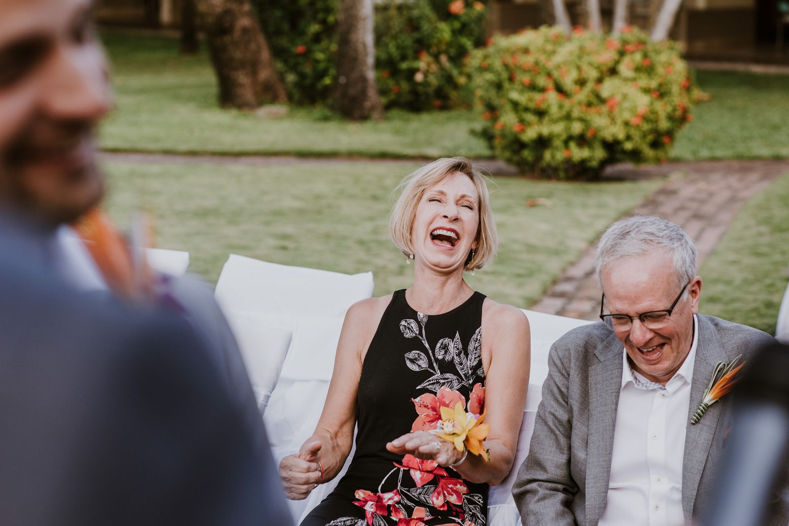 madre del novio riendo a carcajadas
