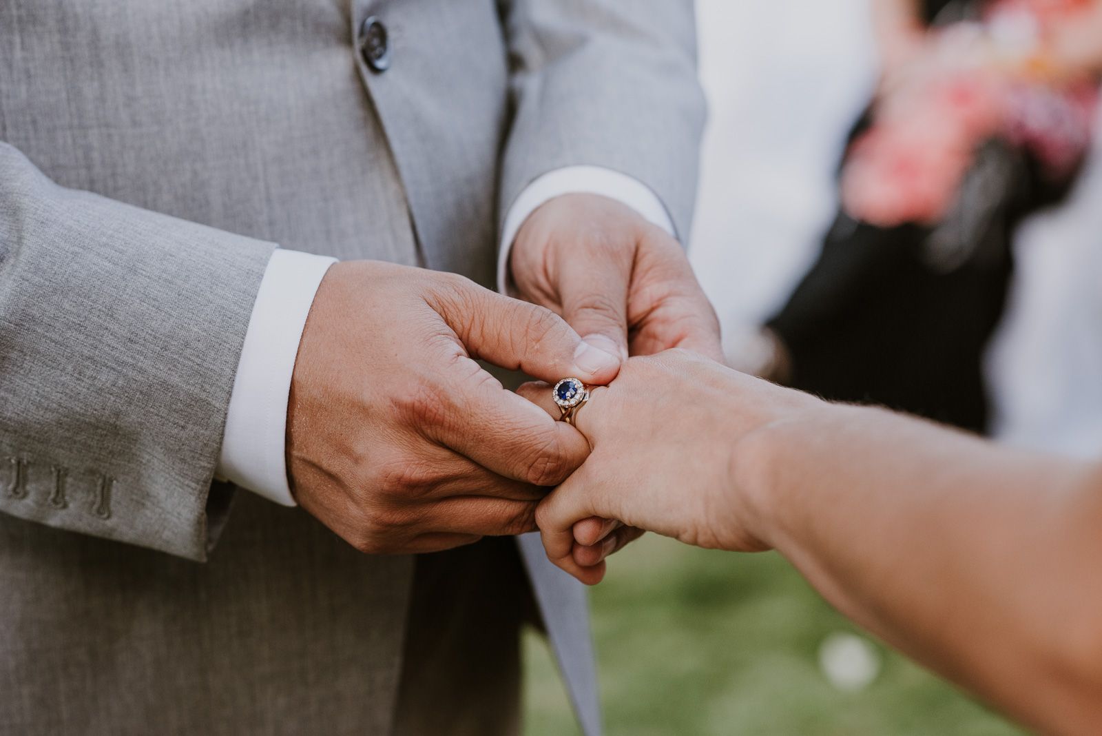 primer plano del novio poniendo el anillo a la novia