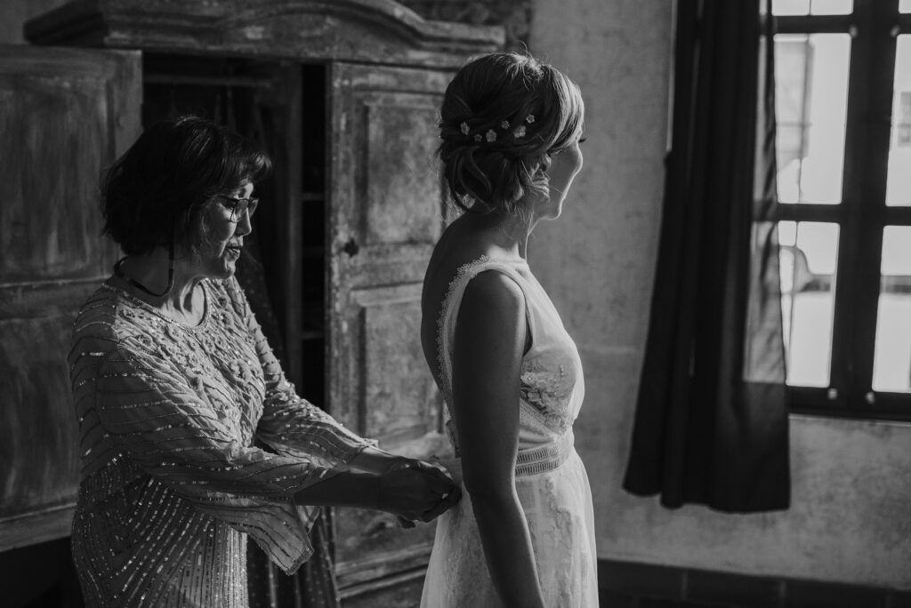 Novia preparándose con una familiar antes de la boda.