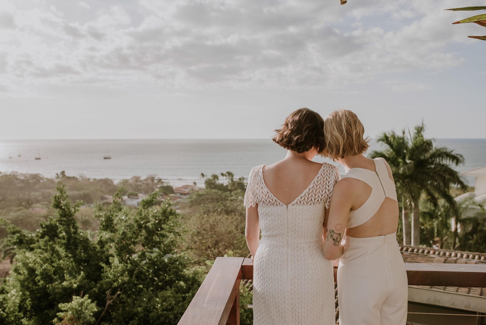 novias mirando a la playa desde la terraza